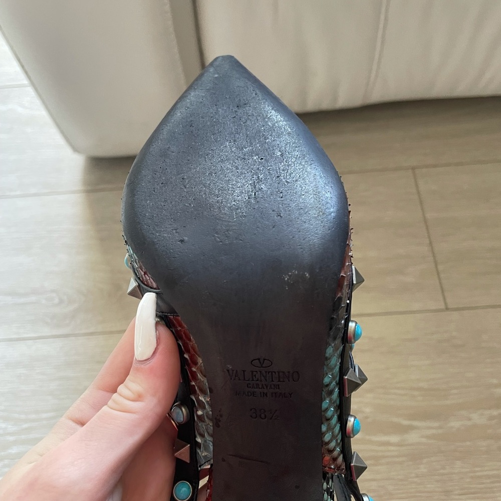 RARE Valentino Garavani Rockstud Python T-Strap Heels – Size 38.5 (US 8.5) - Picture 10 of 12